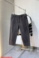 L587 pa prada 三角形皮革长裤定制雅韵黑密织牛仔料 温润如棉 舒适贴肤 复古做旧三角皮革徽标点缀 以洗水复古渐变色为升华 增添一抹复古的韵味 简约设