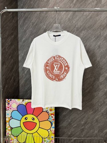 款号 G131 lv 新款圆形字母图案印花圆领短袖 louisvuitton官网Zp同步新款T恤 面料采用32支双纱280克高克重纯棉面料 同缸定织定染原版同色