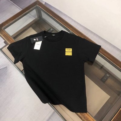 fendi 芬迪 2025春夏新款上市 纯棉短袖T恤！270克定制棉，面料柔软舒适，全新设计灵感，极具时尚代表性！精致印花Logo点缀！手感舒适透气！极为时尚耐