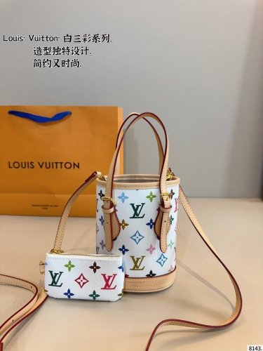 lv 水桶包 子母包 被种草这款Lv的水桶包 薯条包 酷甜风 又很优雅 设计感十足 虽然经常能够在街上看见L 家 老花系列但是这款撞包率真的好低一年四季通勤都可