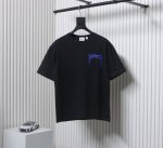 Burberry巴宝莉Bbr 24Ss 哥特字母短袖T恤 面料采用定制240G 26支特滑双股精棉平纹高密无尘全棉布料。前幅高密度加厚，走线平整，代工品质，全套