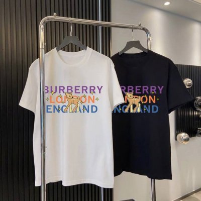 burberry 巴宝莉夏季新款梅花鹿印花短袖T恤 采用240克纯棉面料 舒适透气 巴宝莉一款非常好看的梅花鹿印花短袖 上身时尚潮流 黑白两色 万能搭配款 轻奢