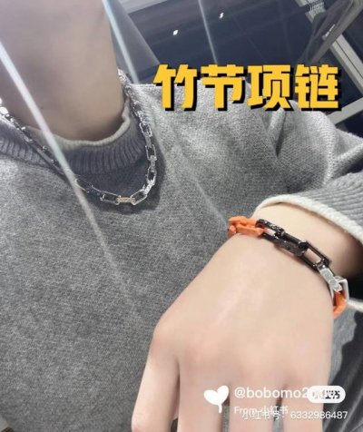 lv路易威登 新搭配色竹节手链， 链式手链的经典感来自精致不凡的标志性 Monogram 刻纹。本款银色金属配饰闪亮登场于 Monogram 珠宝系列，巧妙搭配