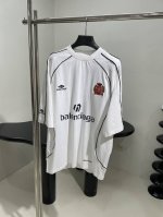 新品paris Soccer Hoodie中号版型T桖 正面饰以Sponsor艺术作品印花 胸部和袖口饰以3B Sports Icon艺术作品刺绣 背面饰以pa