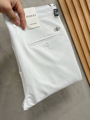 Gucci 古奇 新款来袭2620春夏新款新品 专柜有售 实体店极品休闲裤专柜原版1:1好货，适合各个年龄段。市场最高版本的欧洲进口面料。舒适柔软亲肤，上身效果