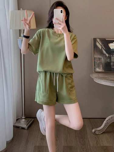 码数：S-M-L-Xl 颜色：绿色 面料：棉 描述： 小圆领会把人衬得很乖巧，相映衬配色的刺绣图案装饰设计 短裤的版型是小A字型，搭配短款宽松T恤提升腰线的设计
