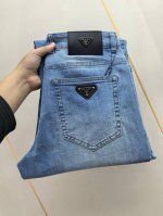 普拉达。阔腿裤 2530春夏最新推出男士宽腿牛仔裤新品！重工水洗牛仔面料，定制面料和一般牛仔布料比起来，更加柔软舒适！超重工洗水工艺 双工艺洗水 整条裤子，手感