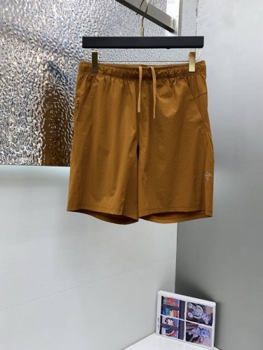 始祖鸟 2025春夏季新款，最新休闲短裤。原版裤型上身休闲百搭、随性慵懒范，高级定制进口速干弹力面料，订制工艺 舒适感爆棚。高端大气，夏天的味道有没有，首选 M