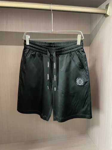 Loewe 2025夏季短裤！百搭松紧腰休闲五分裤！松紧腰 两侧插袋 面料采用客供定织高支纯棉料，上身透气，柔软亲肤，手感细腻、 腰部针织松紧腰加抽绳，上身不用