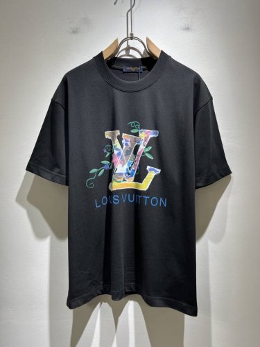 louisvuitt*路易*登 2025春夏全新系列单品上线，非常时髦前卫的一款男女同款短袖T恤，标识Logo图案印花工艺修饰！区别于以往的不同，宣示品牌传承多