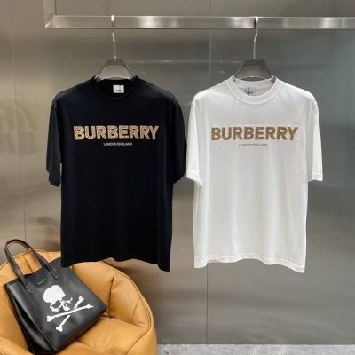 巴家 巴宝莉T恤超有范 简约大气，胸前金色的“Burberry”字样超亮眼，彰显品牌底蕴 整体设计低调奢华。面料舒适亲肤，版型宽松S-Xxl 隔天