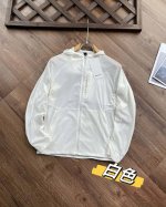供 Lululemon Fast And Free男士运动皮肤衣连帽夹克外套~ 除了贵点别的没毛病~运动时当防风衣穿还可以当防晒衣，刺激~ 材质特性：布料柔软舒