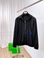 巴宝莉 2025春夏新款男士防晒服轻薄外套，独特订制防晒四面弹面料，卓越的弹性与回弹性，四向拉伸，面料在经纬，横向与纵向及对角线方向均具备弹性，适应大幅度的身体