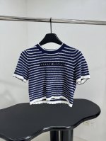 新品羊毛混纺套装 精品羊毛混纺面料 撞色条纹细节 饰有品牌标识刺绣徽标 波浪形撞色饰边 羊毛迷你裙 撞色条纹细节 松紧弹力腰头 一套搭配更好看 推荐入手 深蓝