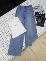 miumi*25Ss 后口袋经典Logo洗水直筒牛仔裤 采用弹力牛仔棉 比较轻薄 夏季专属 直筒版型剪裁 随意搭配T恤或者衬衫都Ok 百搭又藏肉 不挑腿型 显腿