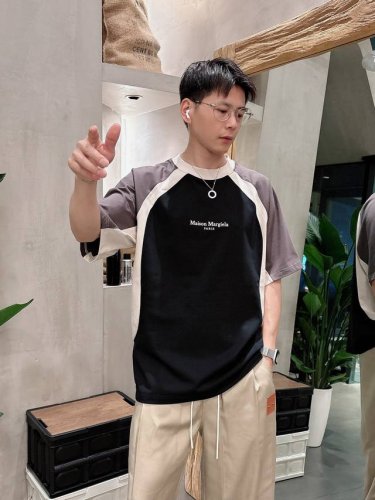 马吉拉春夏新款短袖T恤，定制面料，重工撞色拼接设计，超级好看，简洁百搭！上身极致舒适！男女同款！ 码数：S-Xxl 阔版