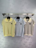 miu Mi*短袖针织Polo衫，三色可选：黄色、蓝色、米色。经典设计，适合夏季穿着，领子细节精致，品牌标志明确。适合日常搭配，时尚感满满。3色3码Sml 。T