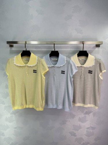 miu Mi*短袖针织Polo衫，三色可选：黄色、蓝色、米色。经典设计，适合夏季穿着，领子细节精致，品牌标志明确。适合日常搭配，时尚感满满。3色3码Sml 。T