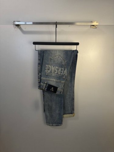 Versace 范思哲 男士丹宁牛仔裤，官宣画册海报穿搭款！ 客供高级进口的丹宁原色面料，特选日本冈山纯正13Oz 盎司牛仔布料，重磅环保植物酵素水洗工艺，肌理