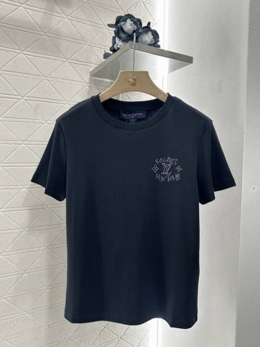 louis Vuitto*2025新品上架 圆领刺绣 定制Yb丝光全棉材质 透气舒适 质感十足 常规T恤裁剪 凸显品牌格调 采用克重纯棉制成 略带有弹力 呈现显