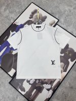 Lv 2025春夏新款首发专柜最新款短袖圆领T恤 高端订制 设计前卫时尚！品牌Logo重工艺设计 高端定制丝光云朵棉面料.手感柔软.穿着舒适.专柜级别精致车线.