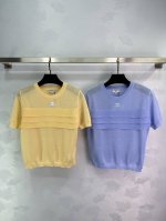 chane*2025新品上架 针织层叠花边短袖 定制Yb羊毛纱线织造 细腻肌理 透气舒适 针织短袖剪裁 松紧袖边增添时尚调性 通体纯色 以胸前层叠蛋糕花边突出亮