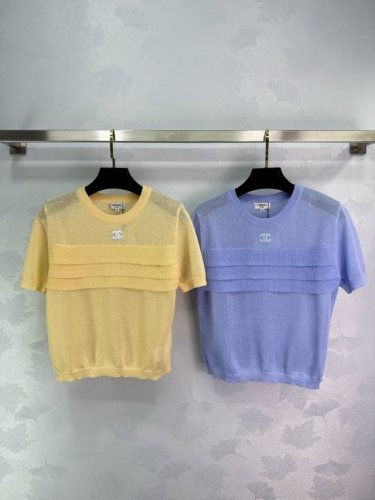 chane*2025新品上架 针织层叠花边短袖 定制Yb羊毛纱线织造 细腻肌理 透气舒适 针织短袖剪裁 松紧袖边增添时尚调性 通体纯色 以胸前层叠蛋糕花边突出亮