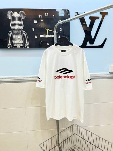 款号142 Balenciaga巴黎世家 M标Logo字母刺绣重工洗水短袖 采用300G纯棉双纱面料 上身舒适柔软 前后以及俩个袖子都采用精美刺绣工艺 整体效果