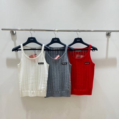 女装上新 Miumiu字母徽标镂空针织背心，优雅时尚，轻盈透气，夏日必备单品，尽显女性柔美魅力，快来选购吧！三色三码现货供应。