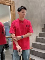 Lv 三标齐全。 2025夏季新款最新品短袖T恤，专柜同步有售，原单狠货，时尚进口原版科技面料，上身舒适透气，原版定制五金辅料，上身帅气有型，三标齐全，推荐款，