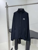 *新品Under Armour 联名超薄运动拉链外套（防晒衣） 定做涂层尼龙面料（防水防晒） 廓款型剪裁 正面及背面饰以合作标识艺术作品印花 隐藏拉链兜帽 功能