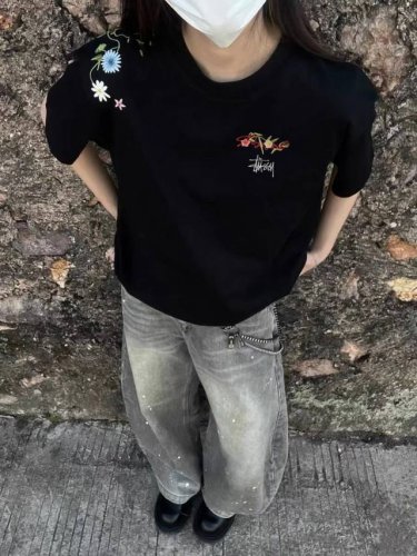 斯图西Stussy 花朵情侣款短袖情侣款T恤 ~采用280克液氨太空棉面料 ~立体裁剪 宽松版型 男女皆可穿 ~刺绣工艺 花朵国风 ~面料抗皱不变形 原厂领标吊