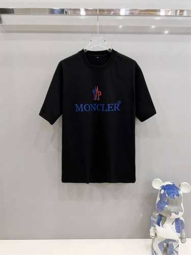 mon蒙口高定面料 2025春夏新品上市时尚经典圆领短袖时尚单品设计，更加时尚舒适，高标准定制，上身非常有型，采用重磅280G双纱精梳棉材质 面料质感非常细腻，