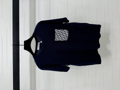 上新原单高端品质 Dio* 2025春夏最新系列 口袋徽标圆领针织短袖 定制进口冰丝材质 柔软舒适 质感十足 通体素色配合胸前口袋字母徽标彰显品牌标识度 时尚高