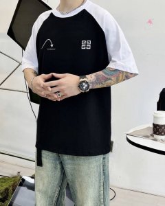 罗意威 插肩新款字母印花双层重工短袖T桖 字母图案不管是T桖还是卫衣都是每年的爆款单品 前幅大面积印花采用大康丽数码印花机直喷 成本极高 经过多次的调试打版图案