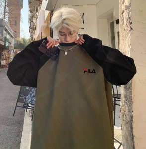 100 Fila 斐乐海外限定V领长袖T恤，男女同款，Ins小红书教你搭配上身，春秋新品首发，版型宽松，修饰脸型且舒适有型，近年来深受欢迎的风格，细节无敌，大方