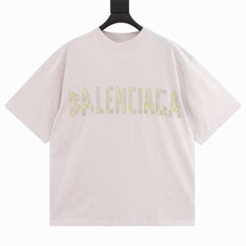 Balenciaga巴黎世家 胶带短袖 原版衣服都是做过喷马骝工艺 买现成布颜色会不均匀 出现一条一条很明显的痕迹 印花细节比较多需要一点点抠 从打色到上肤面浆