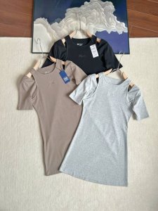 Fila25柜子同步！针织镂肩针织运动网球裙连衣裙！ 女子高级运动风精致刺绣小标立裁显瘦裙子 2025官网最新款！镂肩针织长裙 A字经典版型 ！ 微包臀基础上采