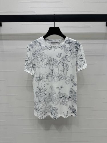 上新原单高端品质 Dio* 2025春夏最新系列！圆领印花短袖T恤！定制斜纹全棉材质 透气舒适 质感十足 通体蝴蝶图案植物元素设计吸睛满分 衣摆品牌刺绣徽标彰显