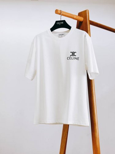 Celine 赛琳 2025Ss春夏新品 浮雕字母标识T恤，品相超级完美，前后经典立体浮雕字母标识，超简单的字母设计，搭配外套开衫 可提升搭配亮点内里叠穿打底也
