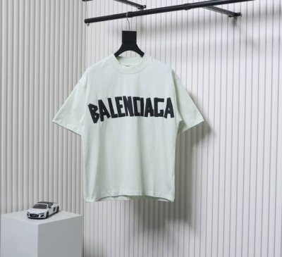 Balenciaga巴黎世家胶带字母做旧烂短袖T恤 采用32S 1*2精棉双纱平纹，260克；搭配32S 1*2精棉双纱1*1罗纹，320克。水洗黑环保定染面料
