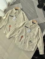 Evisu Kuro春季福神海鸥刺绣宽松男士休闲衬衫 潮男必备，真心的好看兄弟们，这件宽松外套从衣服包装上的尺寸贴纸汲取灵感，运用撞色配色形成鲜明的颜色对比，加