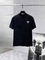 普拉达 Prada 2025新款 圆领 短袖 T恤 ，高端版本！专柜定制面料 透气舒适度高，细节无可挑剔，品牌元素设计理念，体现高品质。手感细腻柔软！呈现休闲裁
