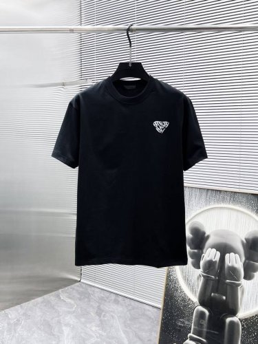 普拉达 Prada 2025新款 圆领 短袖 T恤 ，高端版本！专柜定制面料 透气舒适度高，细节无可挑剔，品牌元素设计理念，体现高品质。手感细腻柔软！呈现休闲裁
