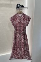 Dio*2025新品上架 印花腰带连衣裙 定制Yb进口丝棉材质 质感透气 舒适宜人 短袖连衣裙版型 通体满印红白素描飞蛾植物图案 大小错落艺术氛围强烈 宽松伞摆