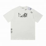 Mm6T恤宽松版型高密度针织，面料240克双纱，1*1双纱螺纹，手感柔软舒适，工艺采用网点印花绒面拉浆工艺，立体感十足，手感柔软舒适，不变形，宽松版型，男女同款
