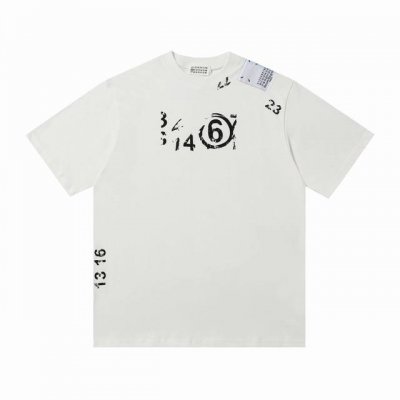 Mm6T恤宽松版型高密度针织，面料240克双纱，1*1双纱螺纹，手感柔软舒适，工艺采用网点印花绒面拉浆工艺，立体感十足，手感柔软舒适，不变形，宽松版型，男女同款