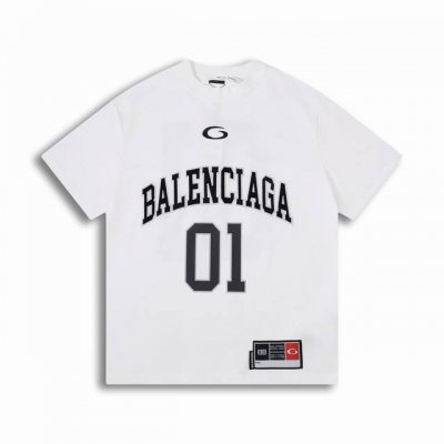 正确版高品质 Blcg巴黎新款2025春夏篮球系列01号球服 热门款 运动装风格短袖 宽松廓形版型 Logo采用贴布绣加胶印两种不同工艺制作 前后印有号码 宽松