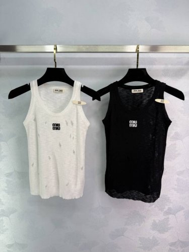 Miu*25春夏新款破洞设计针织背心，侧边夹子装饰 胸前撞色字母Logo刺绣点缀 高级感满满 日常穿搭和特殊场合 都能轻松驾驭 展现高级感和气质！2色3码Sml
