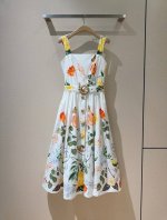 Cara*Ca*Ra*25New～ 春夏渡假新品吊带连衣裙 鲜艳夺目的印花元素设计，收腰剪裁定位大裙摆、搭配专属定制本布腰带，打造浪漫的少女气息。上身美的不要不